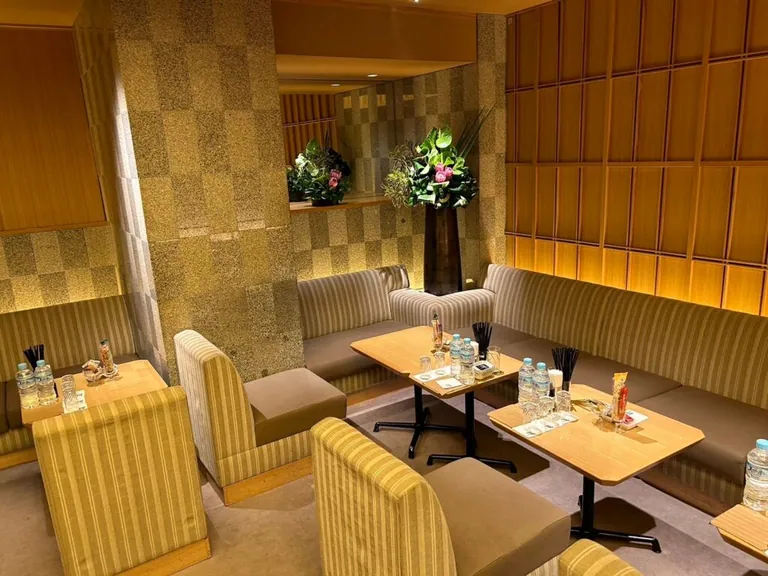 柳 （ヤナギ）の店内