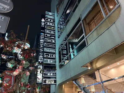 テンカラットへの道順 10／10：十字路を渡って左手に銀座テンカラットの入る「第2一越ビル」です。