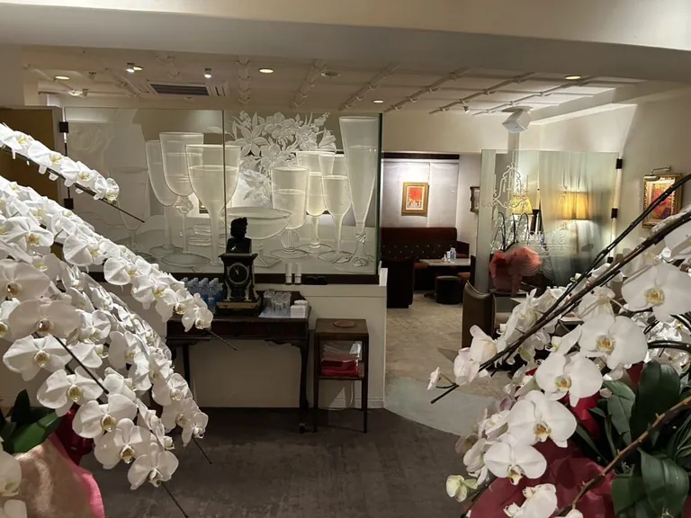 帝 （ミカド）の店内