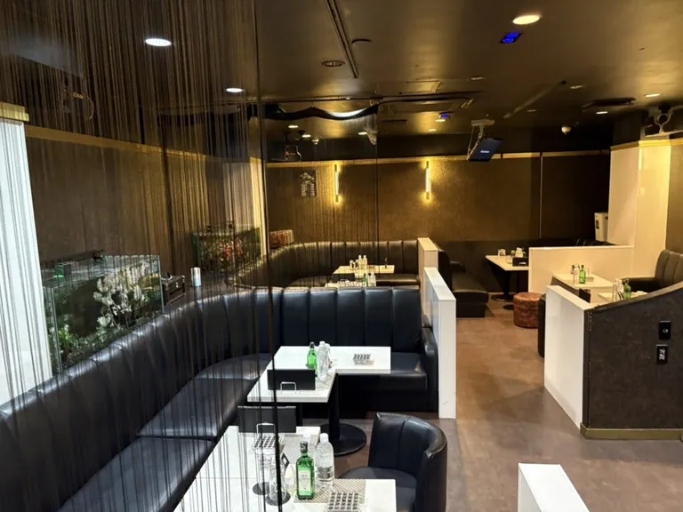 柏　バロールの店内