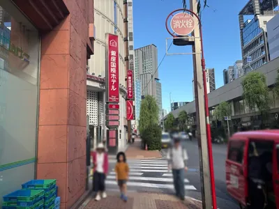 ラソへの道順 8／11：左手二つ目の路地を左折します。