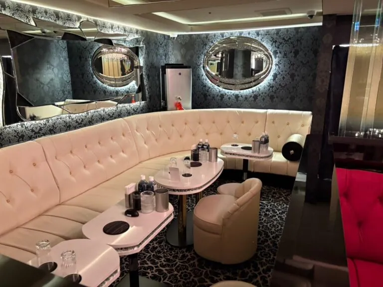 レッドシューズの店内