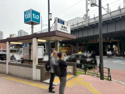 華れ （ハナレ）への道順 1／8：銀座線「新橋駅」5番出口を出ます。