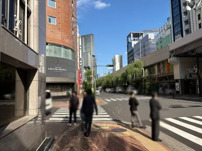 ルジャルダン （Le jardinⅠ）への道順 7／9：「難波橋」の交差点を横断歩道を渡って左折します。