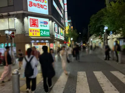 かえでのへやへの道順 6／15：左手路地を越えて直進をします。