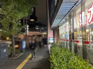 アムールへの道順 2／8：道路を左手に直進します。