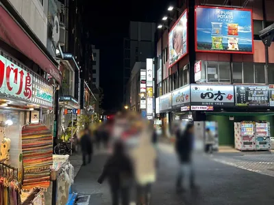 レンへの道順 5／7：一つ目の十字路を超えて直進します。