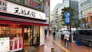 ティアラへの道順 7／8：ずっと直進すると突き当り、左手の角に元祖寿司が出てくるので左折します。