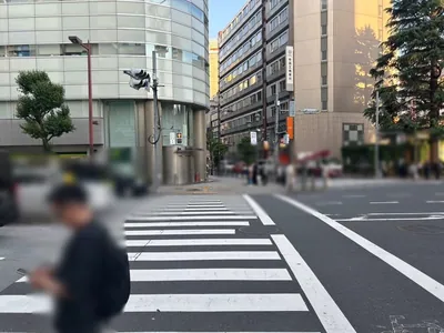 N （LOUNGE BAR エヌ）への道順 2／5：駅を背中にして正面の横断歩道を渡ります。
