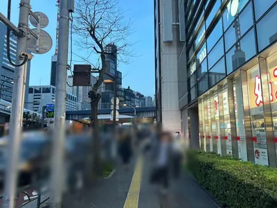 ピアノバー長谷川 （はせがわ）への道順 2／8：道路を左手にして直進します。