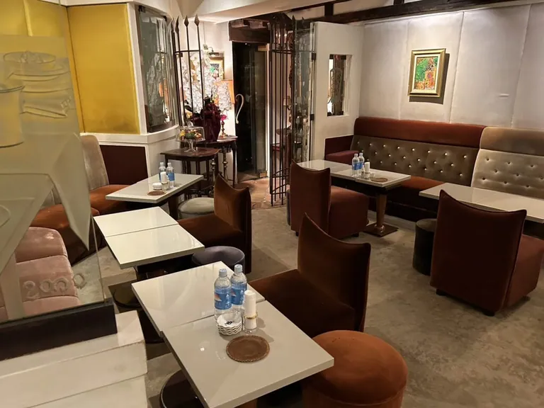 帝 （ミカド）の店内