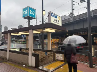ドルフィンへの道順 1／11：銀座線「新橋駅」5番出口を出ます。