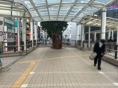 U2 （ユーツー）への道順 3／14：突き当りを右折します。