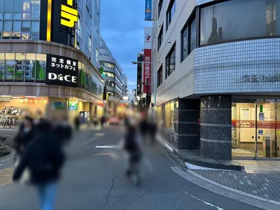 ラナへの道順 4／6：渡ったら左の路地へ入ります。