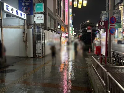 リップルへの道順 2／7：道路を右手に直進します。