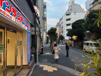別世界 （ベツセカイ）への道順 11／13：一つ目の左手路地を越えて直進します。