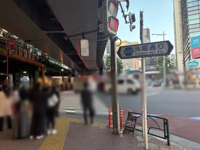 ロッセへの道順 3／7：横断歩道を渡って直進をします。