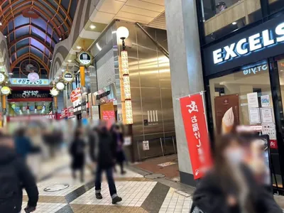 アトリエへの道順 4／6：直進を続けると中野ブロードウェイの手前の右手に狸小路という路地が出てくるので右折します。