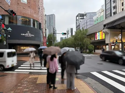 水滴 （シズク）への道順 7／10：二つ目の横断歩道もわたって直進します。