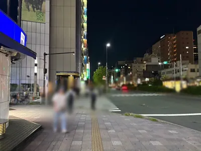 レブルへの道順 5／8：左手の一つ目の路地を左折します。