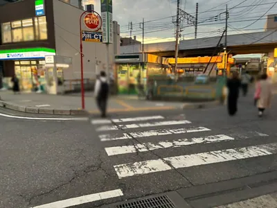 ファインへの道順 3／7：横断歩道を渡ります。