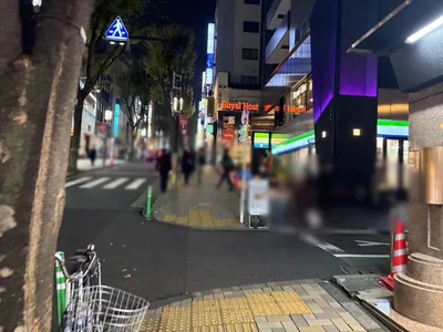 ロッタへの道順 4／8：右手二つ目の路地も超えて直進します。