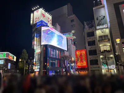 ベネへの道順 3／12：正面の横断歩道を渡って路地に入ります。