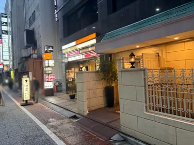 利久 （リキュウ）への道順 9／9：少し進むと右手に銀座利久の入る「銀座ビル」があります。