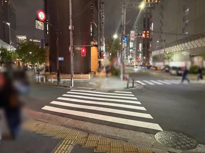 セブンへの道順 6／9：信号機付の交差点を超えて直進します。