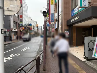 ハイアット朝への道順 4／7：エスカレーターを下ったら道路を左手に直進します。