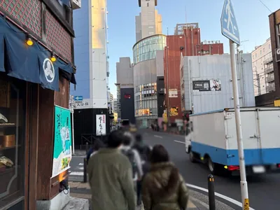 ロジャーへの道順 12／16：左手三つ目の路地も越えて直進をします。