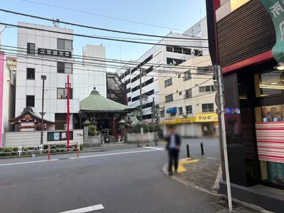 ドンピーへの道順 7／10：一つ目の十字路を越えて直進します。