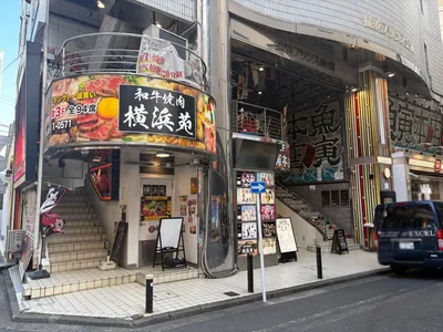 パリコレクションへの道順 3／3：一つ目の十字路の手前左角のビルが横浜パリコレクションの入る「横浜プリンス会館ビル」になります。