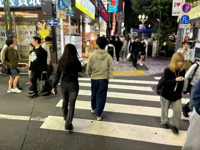 ネクサスへの道順 6／10：二つ目の左手路地を越えて直進します。