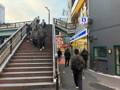 新世界 （シンセカイ）への道順 6／10：歩道橋を下りきったら歩道橋を左手に直進します。