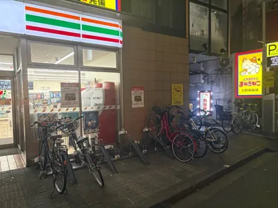 サロンド三軒茶屋への道順 5／5：左手路地を越えて少し進むと左手に三軒茶屋サロンド三軒茶屋の入る「三軒茶屋アールシティビル」があります。