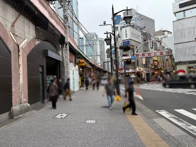 シュシュ新橋烏森口への道順 2／4：駅を背にして左に進みます。