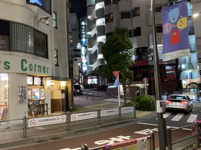 グルーヴへの道順 5／7：角に公衆トイレのある三叉路に出るので、公衆トイレを右手にして公衆トイレ沿いを歩きます。