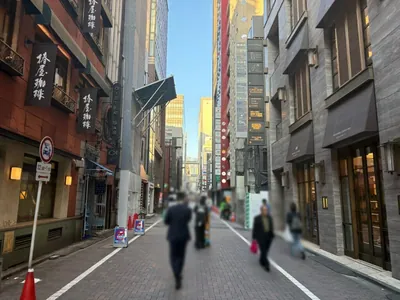 メニルへの道順 12／12：少し歩くと右手に銀座メニルの入る「第二新橋会館」があります。