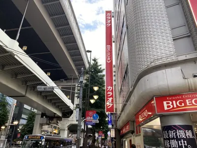 アモールへの道順 2／2：駅の出口を背にして右へ歩きます。
