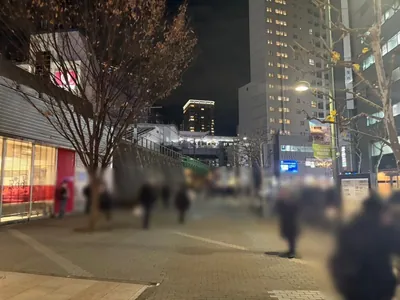 スパイスへの道順 2／9：駅を背中にして左に進みます。