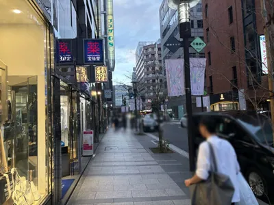 ストーリィへの道順 11／11：少し進むと左手に銀座ストーリィの入る「プラザG8ビル」があります。