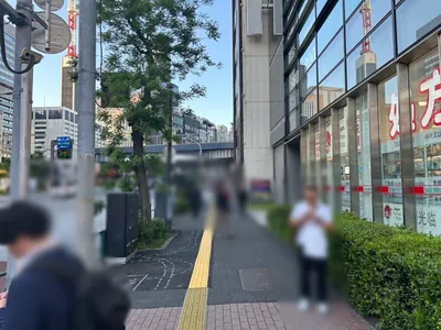 ジェイボーグへの道順 2／7：道路を左手に直進します。