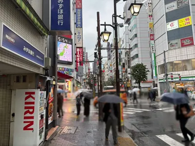 イチへの道順 6／12：一つ目の十字路を横断歩道を渡って左折します。