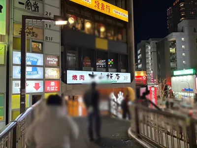 天 （テン）への道順 5／10：突き当りの右の階段を下ります。