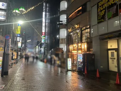 ウルスへの道順 7／7：少し進むと右手に町田ウルスの入る「ミューズビル」があります。