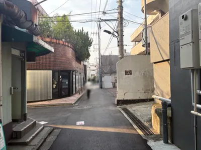 インクへの道順 9／9：左手路地を越えてすぐ左手に西麻布インクの入る「メルロード西麻布」があります。