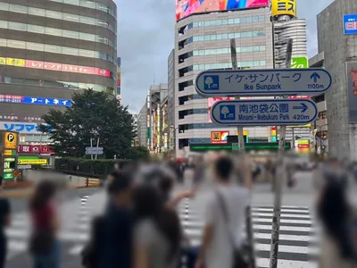フェニックスへの道順 2／7：駅を背中にして正面の横断歩道を渡ります。