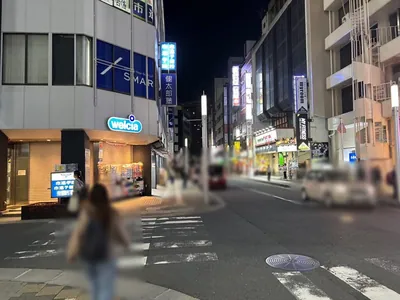 松戸　酒酒 （シュシュ）への道順 4／6：降りた後、横断歩道を渡り直進します。