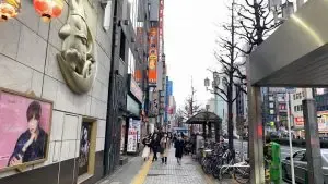 蘭花 （ニューランカ）への道順 5／10：横断歩道を渡ったら右折します。